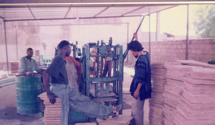 Presse manuelle et production de carreaux et pavés aux débuts de Diawara Concrète