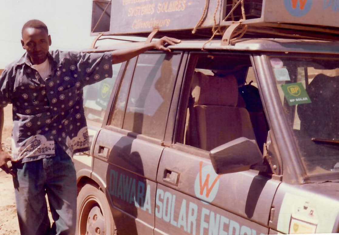 Technicien et véhicule d'intervention Diawara Solar Energy dans les années 1990
