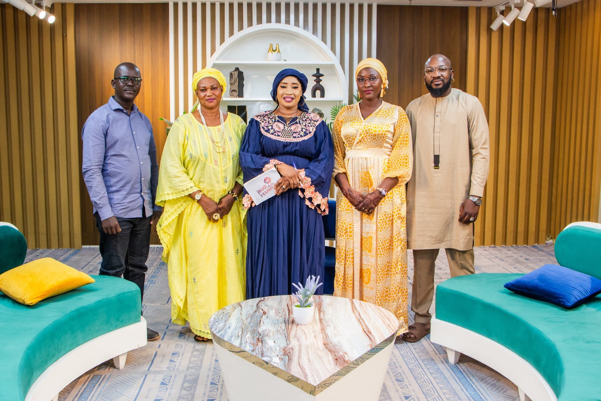 Photo de groupe sur le plateau de Jeudi des Femmes