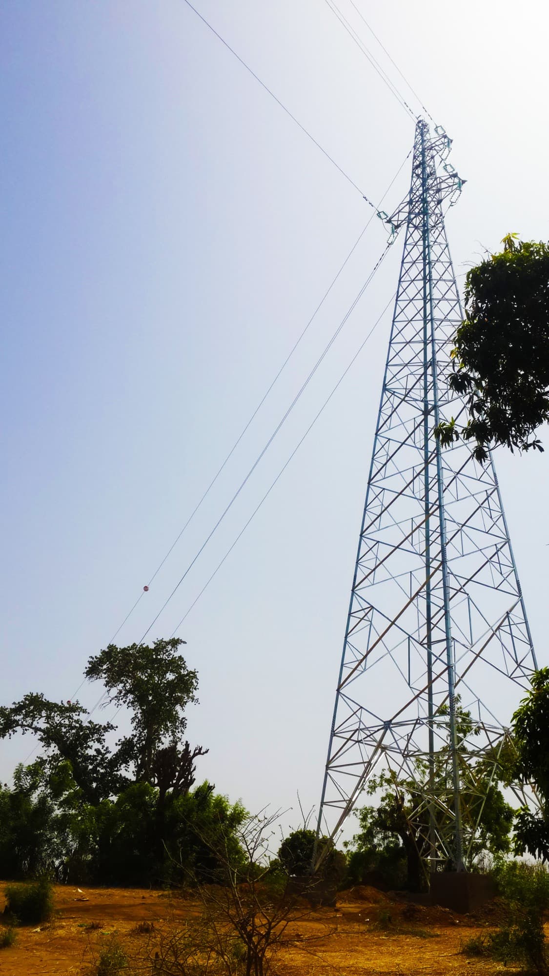 Pylône métallique treillis de la ligne d'interconnexion implanté en zone rurale