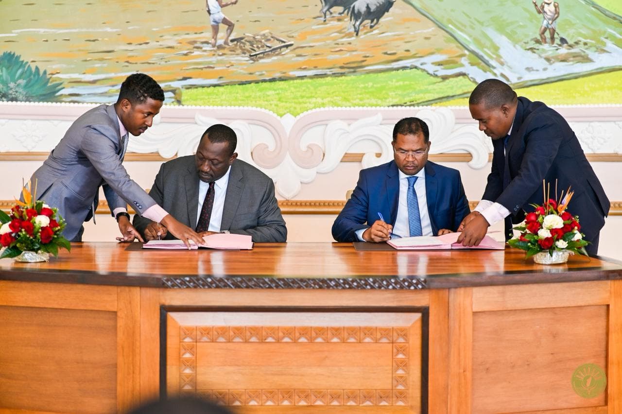 Signature officielle du contrat par le Président d'IBI Group Ibrahima Diawara et le Ministre malgache