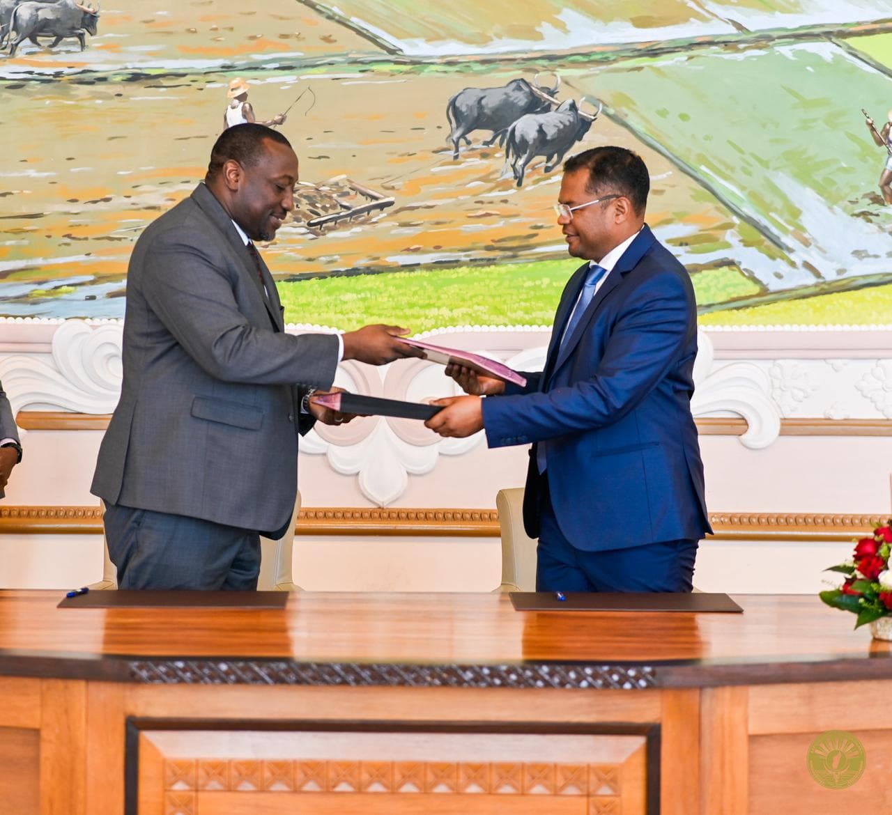 Échange des parapheurs de la convention de partenariat entre BUILDERS et les autorités ministérielles de Madagascar
