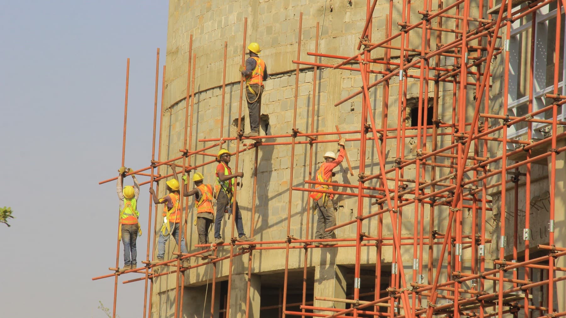 Ouvriers sur échafaudage lors de la construction du siège