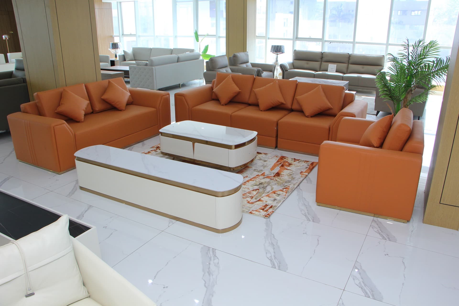 Salon en cuir terracotta et tables basses en marbre