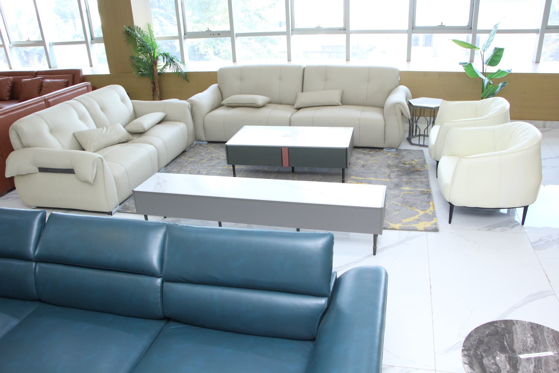 Espace détente avec canapés bleu et crème