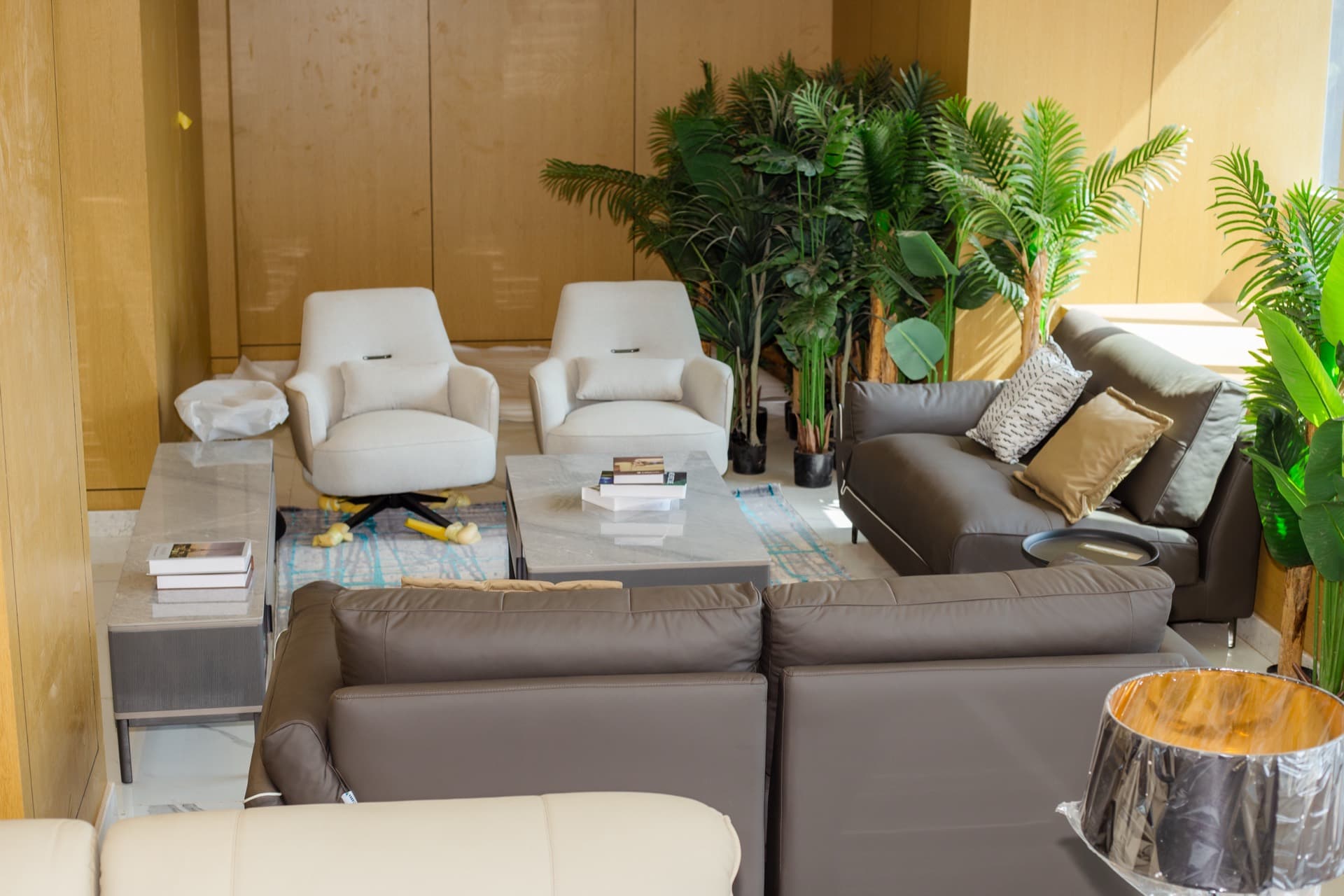 Agencement de salon et végétalisation dans le showroom