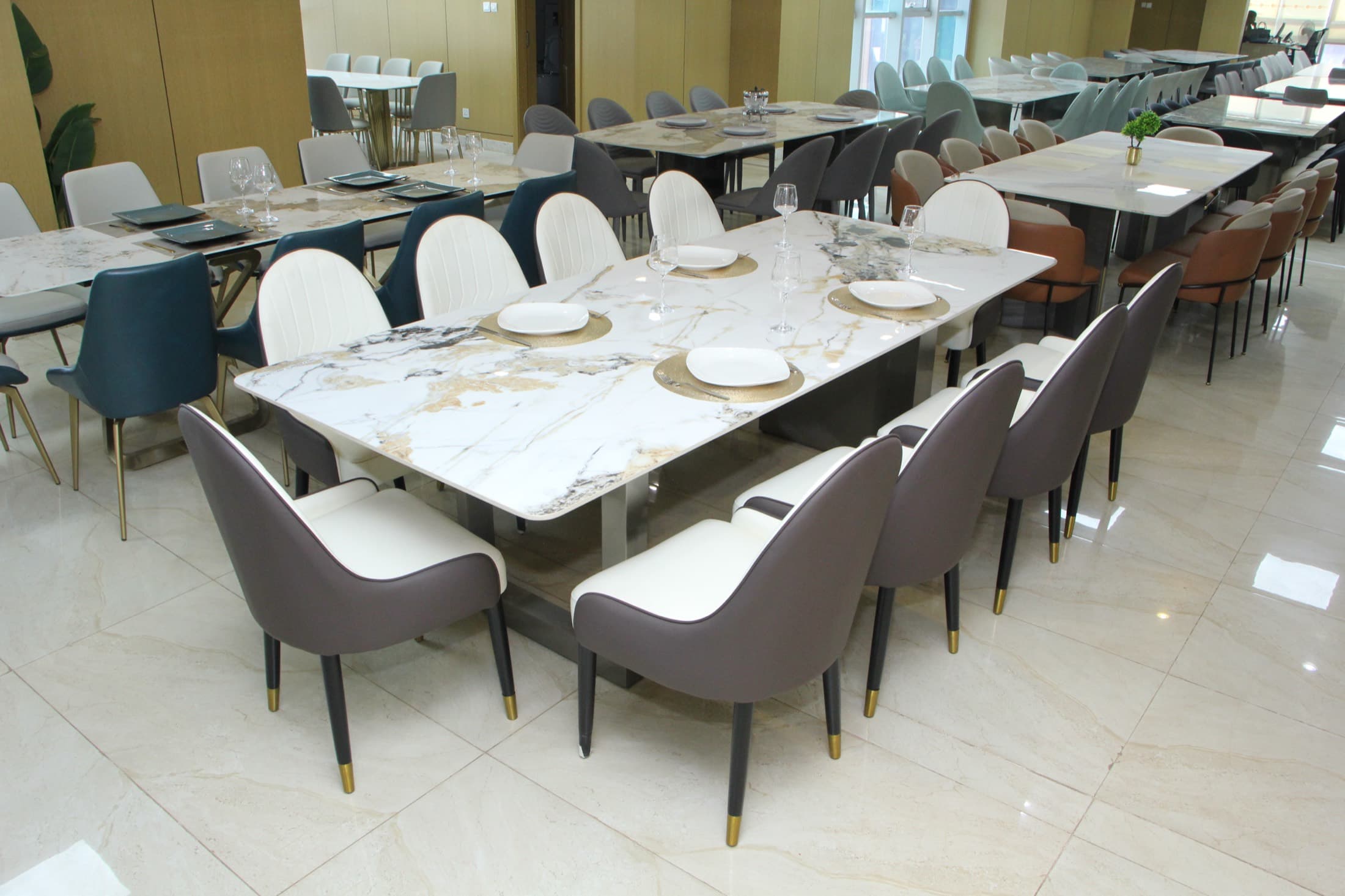 Grande table de salle à manger en marbre blanc et chaises grises et ivoire