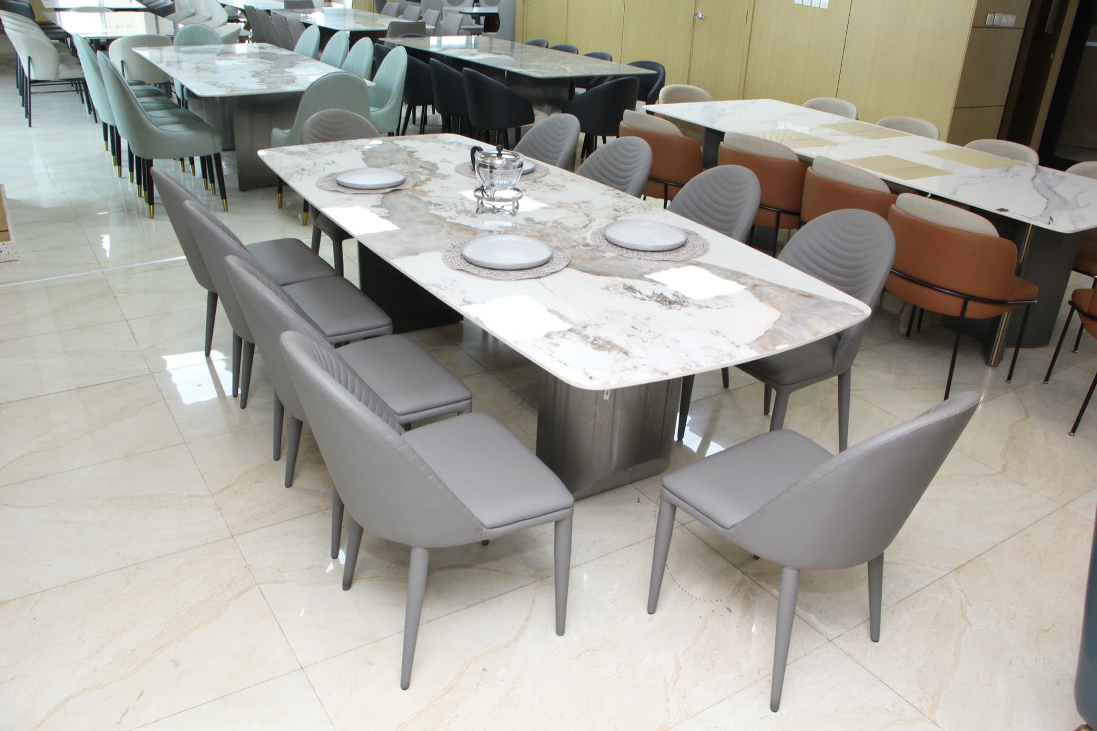 Alignement de tables de salle à manger en marbre dans le showroom IBI Home