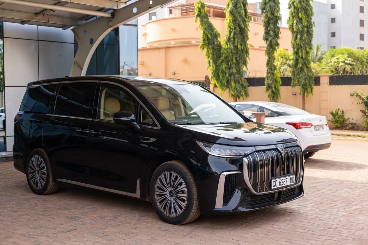 Véhicule électrique IBI Motors stationné devant le showroom de la marque