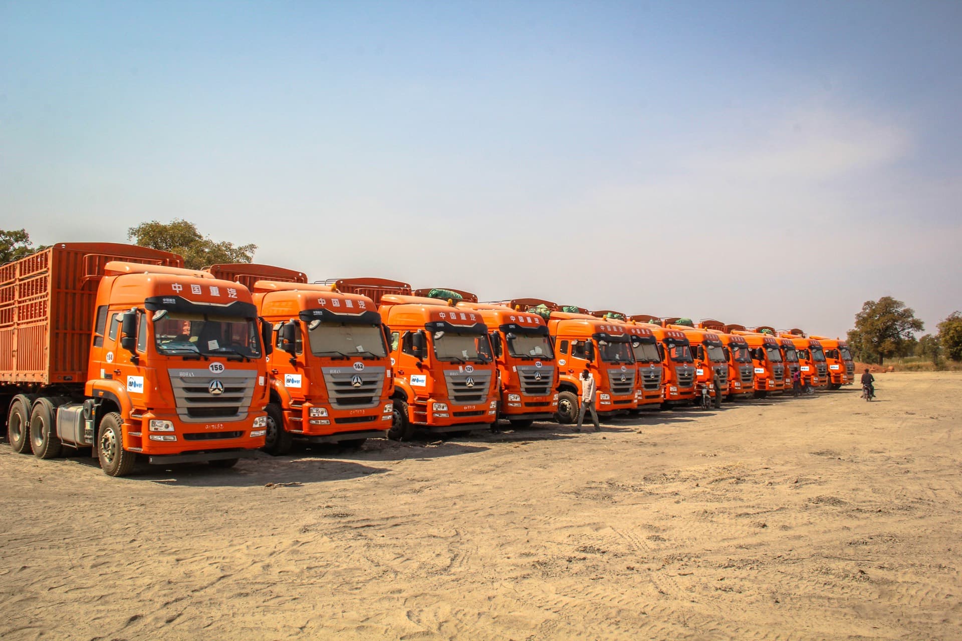 Nombreux camions IBI Power alignés sur le parc logistique