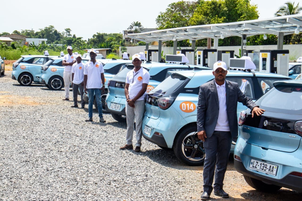 Chauffeurs NDZELA en tenue aux côtés des taxis électriques numérotés