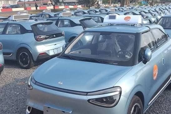 Parc de taxis électriques NDZELA garés et prêts à l'exploitation