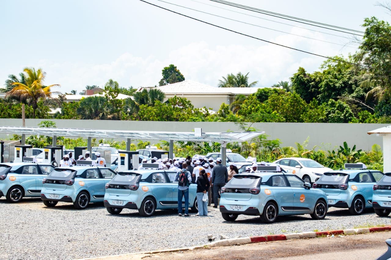 Alignement de taxis électriques NDZELA à la station de recharge
