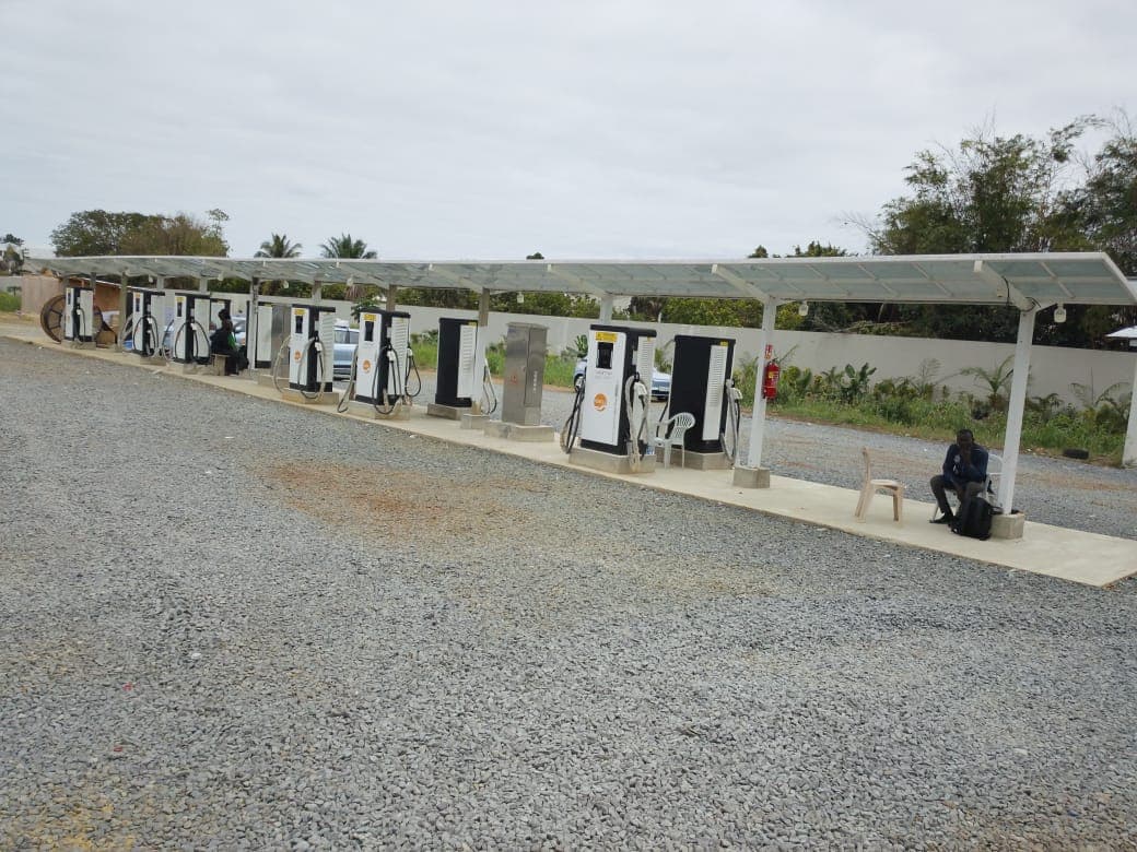Vue panoramique de la station de recharge NDZELA et de son alignement de bornes