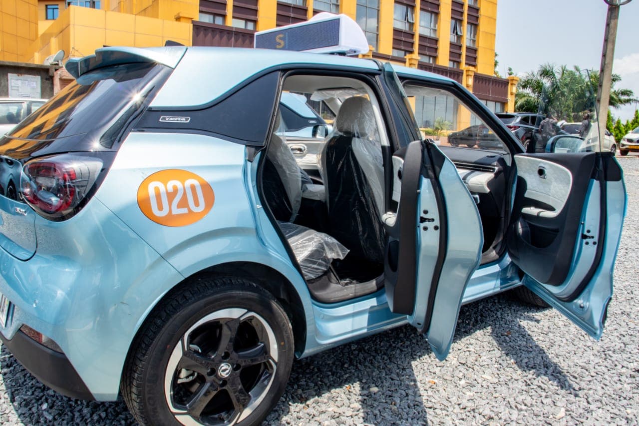Taxi électrique NDZELA aux portes ouvertes, prêt pour la mise en service