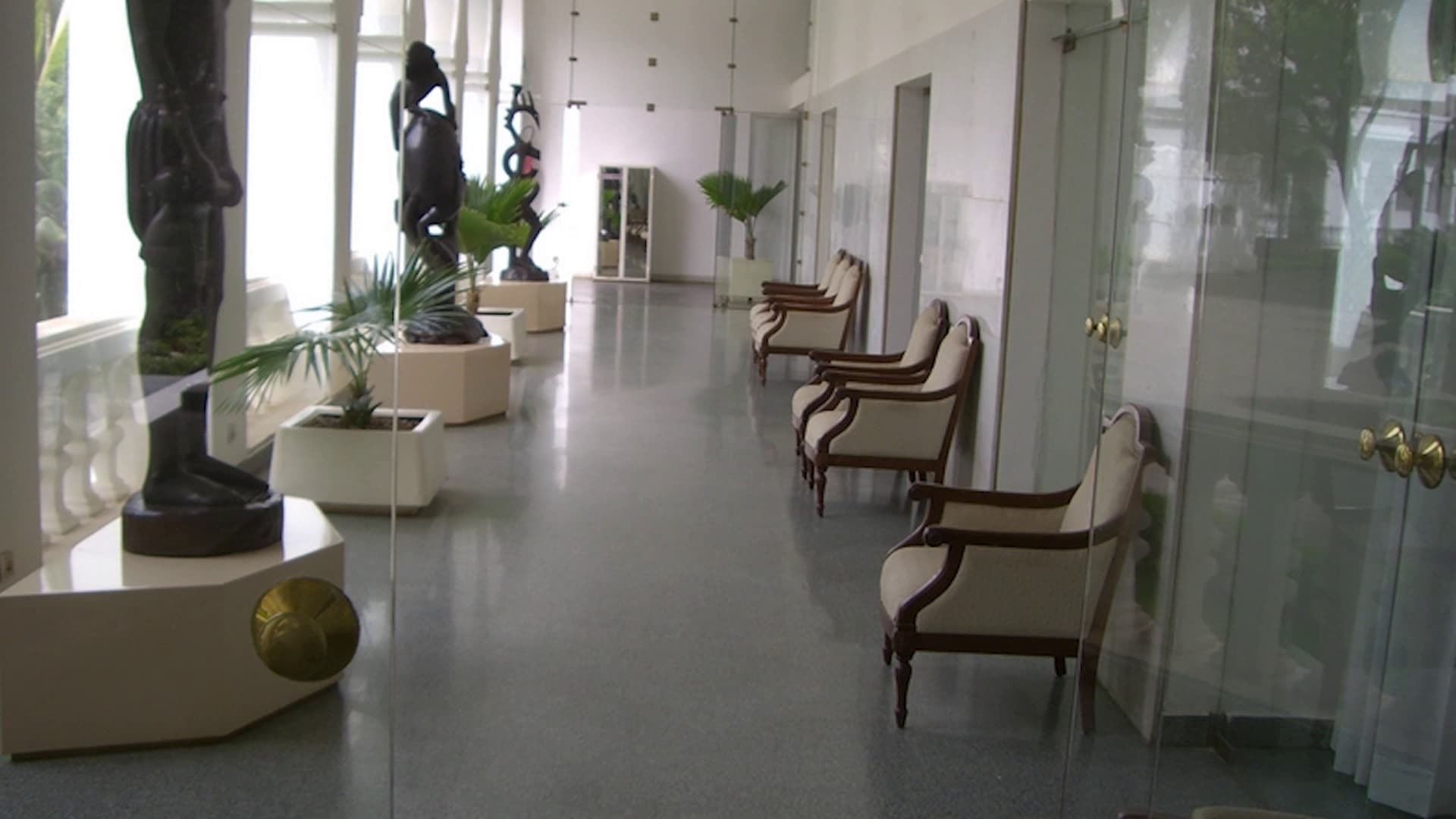 Galerie intérieure du Palais présidentiel de Koulouba à Bamako, aménagée avec les revêtements STONES