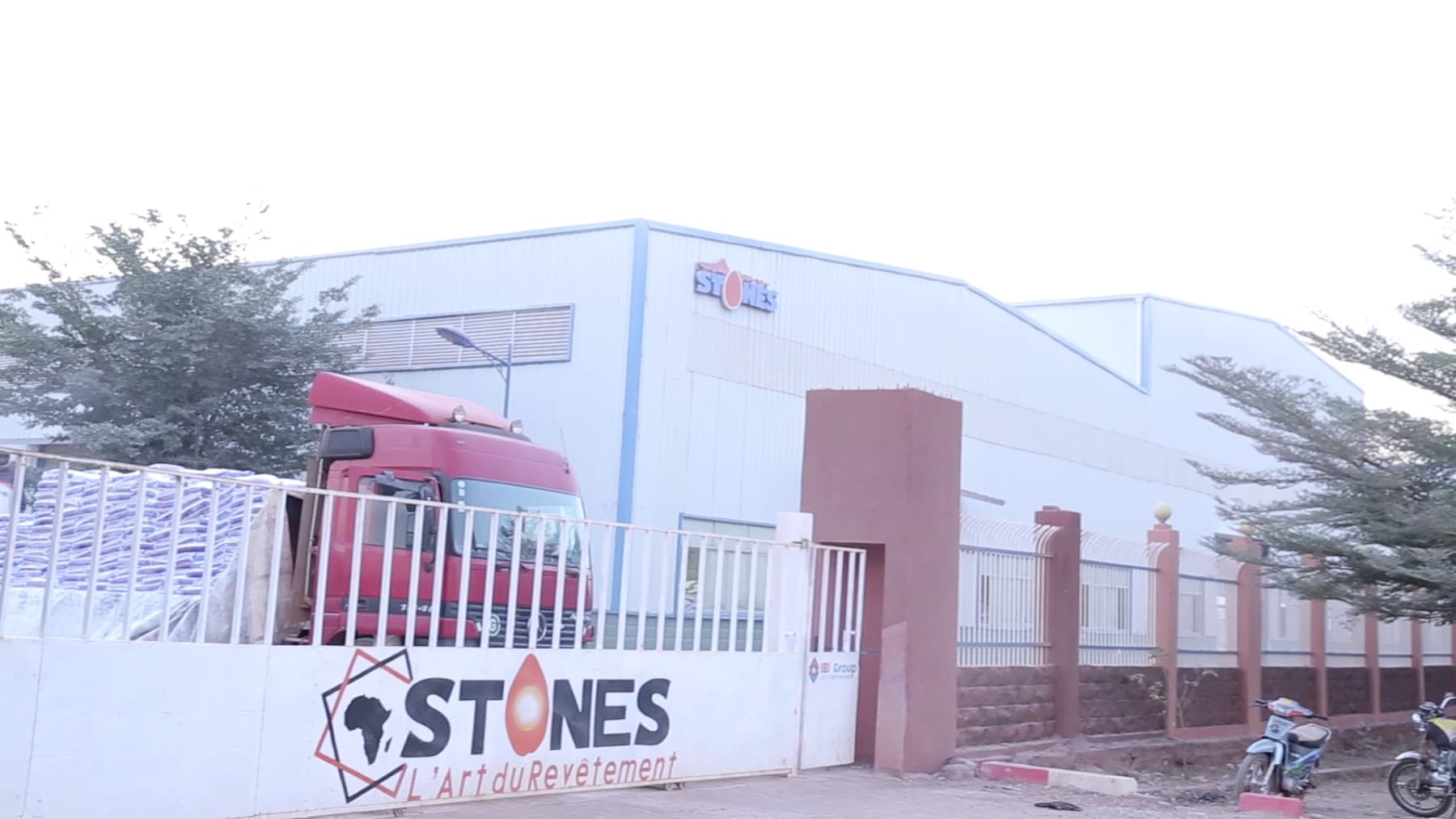 Usine STONES : bâtiment de production et camion de livraison