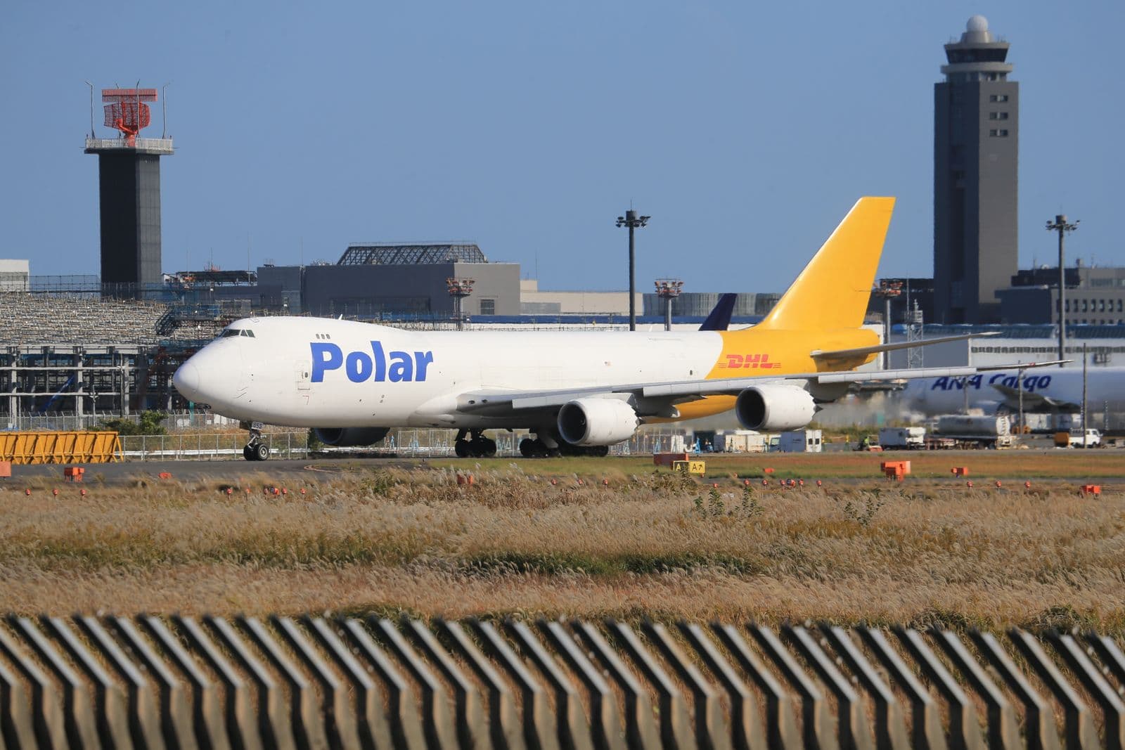 Avion cargo sur le tarmac d'un aéroport